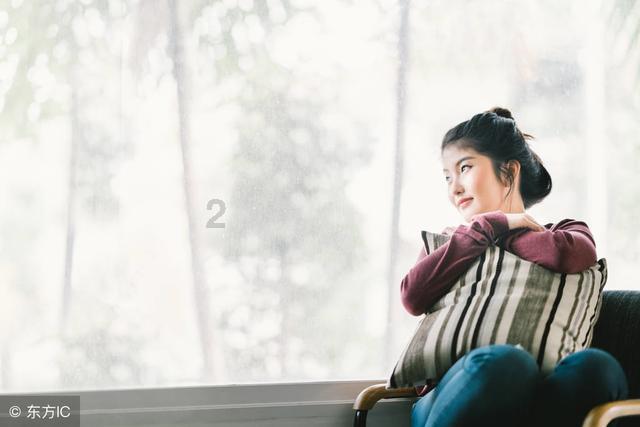 沙滩游玩的女孩们